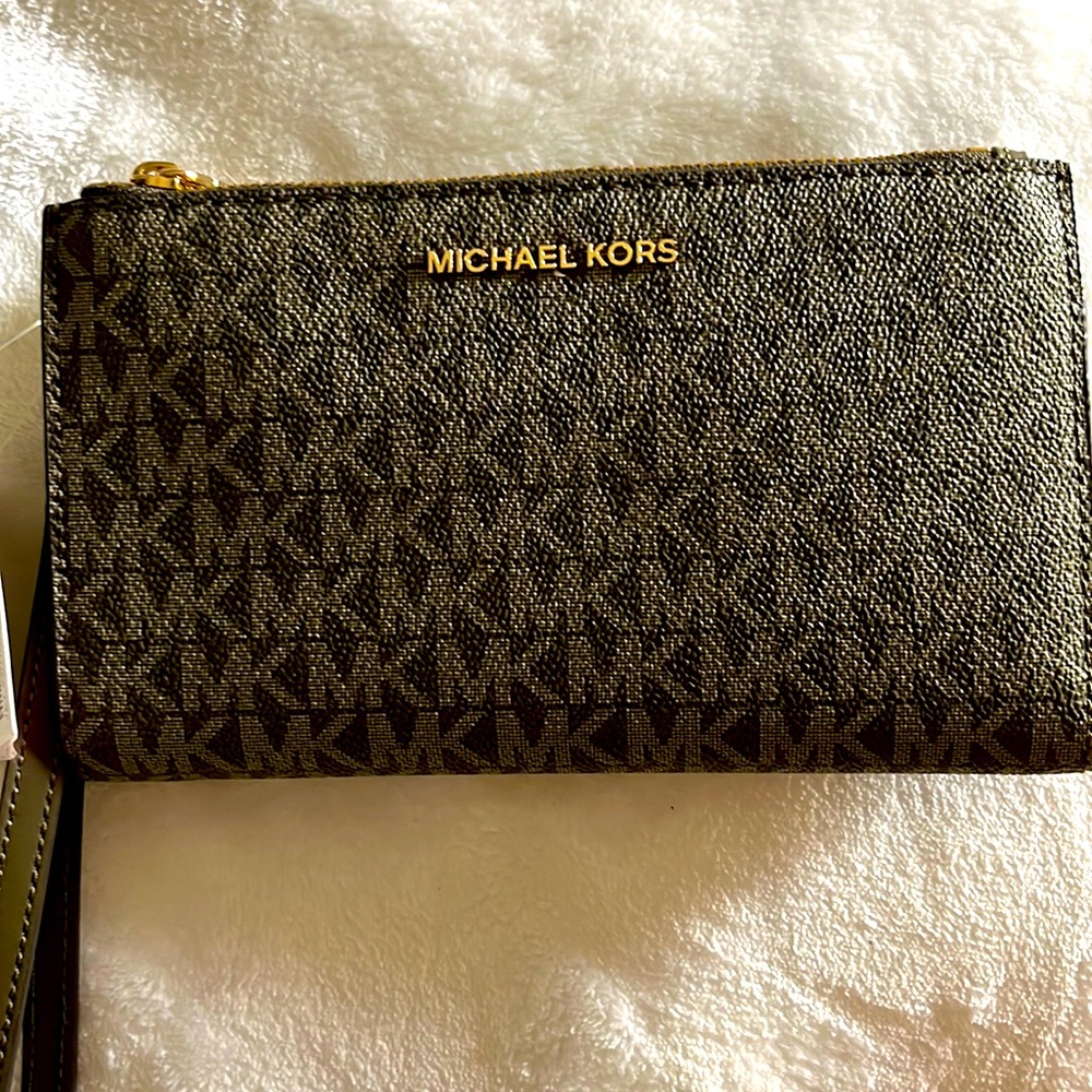 MICHAEL KORS Wristlet brand new!